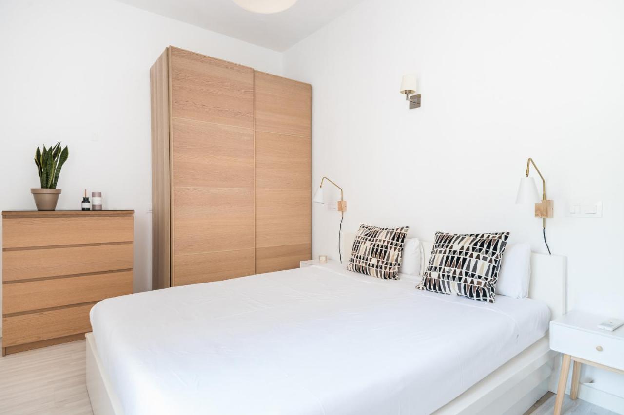 Spacious 3 Bed Apt In The Heart Of Sant Antoni Barcelona Exterior photo