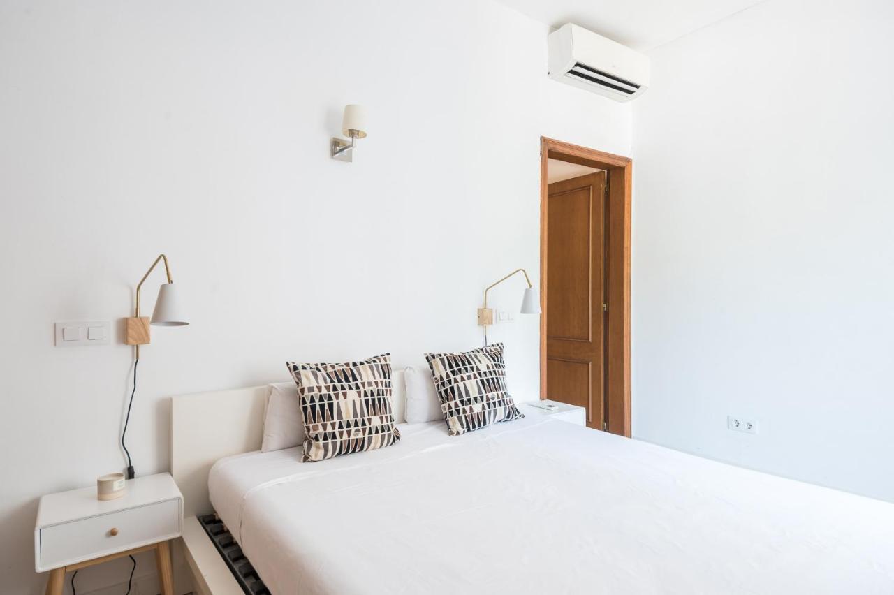 Spacious 3 Bed Apt In The Heart Of Sant Antoni Barcelona Exterior photo