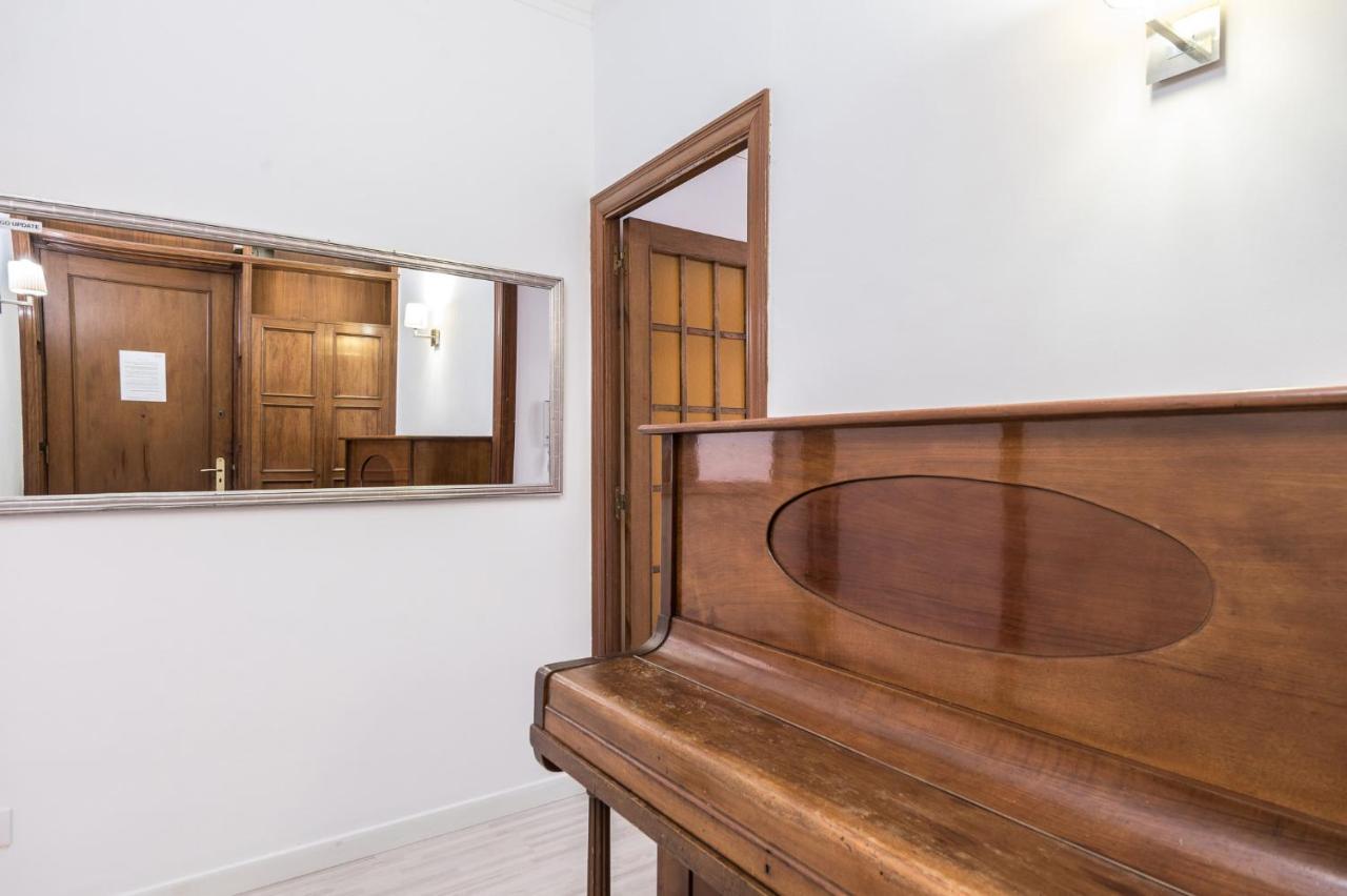 Spacious 3 Bed Apt In The Heart Of Sant Antoni Barcelona Exterior photo